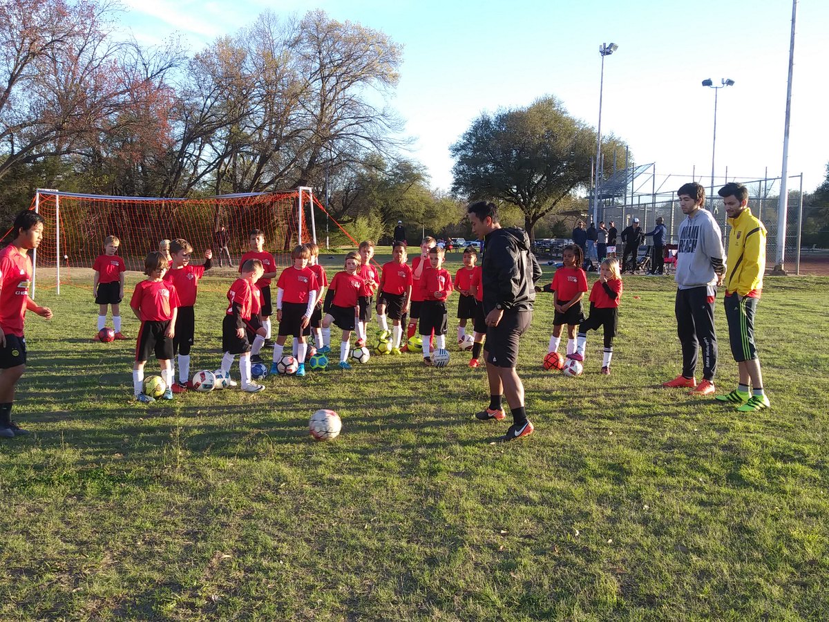 CoachAdeHarding's tweet image. Our TNT 2009 Boys receiving insightful info and training on how to play soccer properly @QTSoccerAcademy