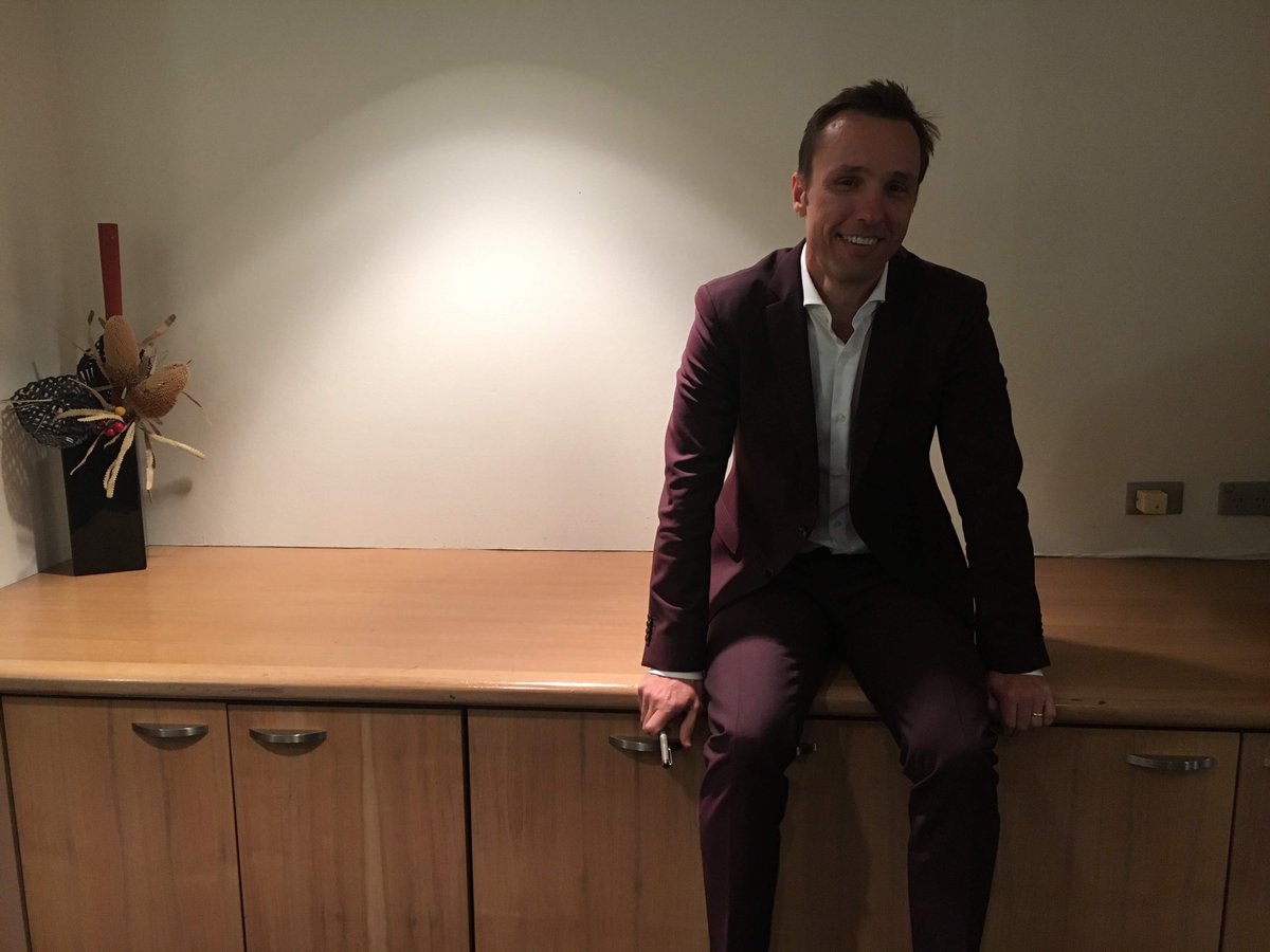 AusIndieBooks's tweet photo. He’s here! Our surprise guest - the amazing #MarkusZusak is here to talk about his new book #bridgeofclay out October with @panmacmillan #LEBConf18 https://t.co/puXjVx6Trp