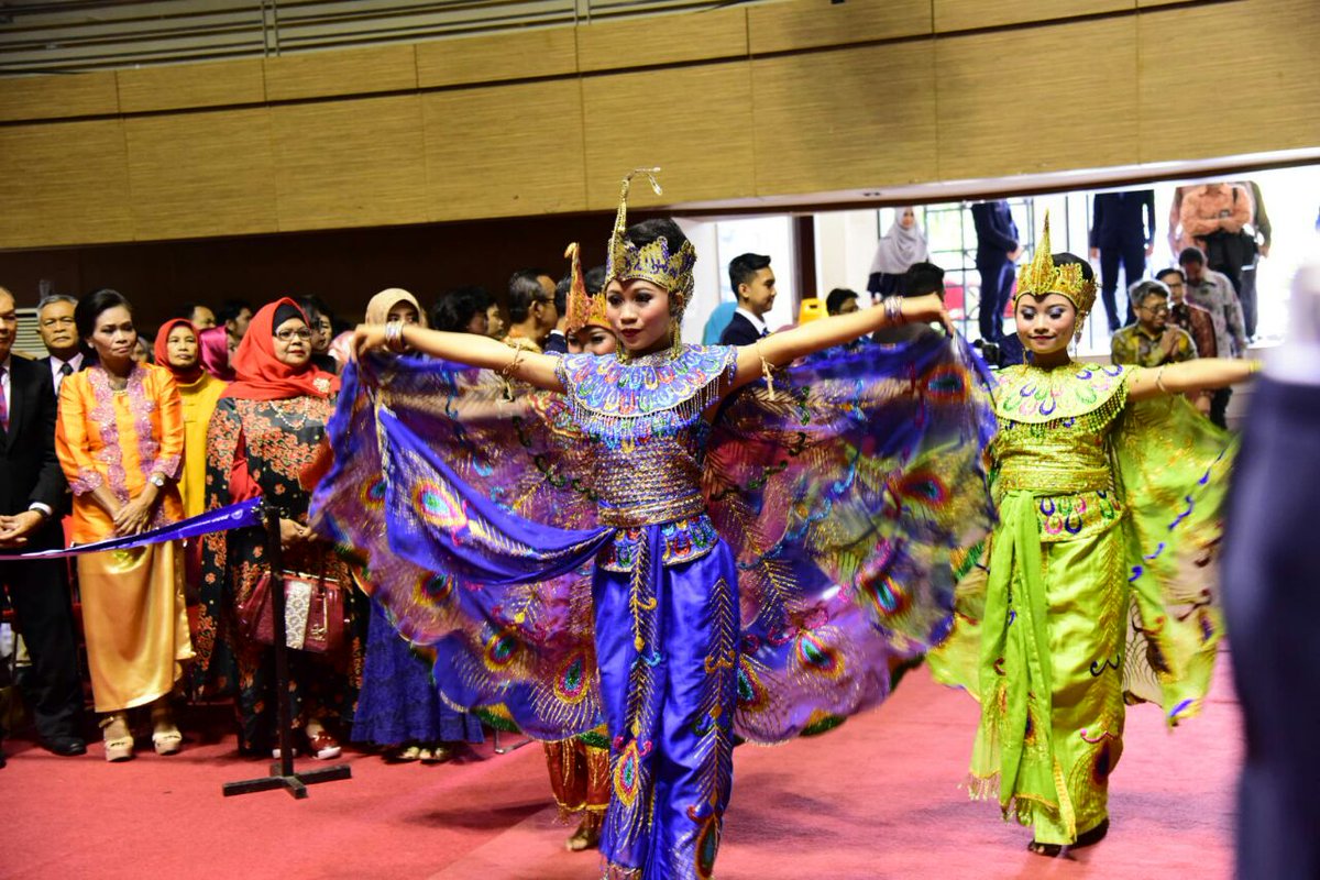 pknstanid's tweet image. Senat PKN STAN memasuki Ruangan Wisuda dan dilanjutkan dengan kedatangan Kepala BPPK beserta pejabat BPPK memasuki Ruangan Wisuda
#livetweet
#EndlessDedication
#WisudaPKNSTAN