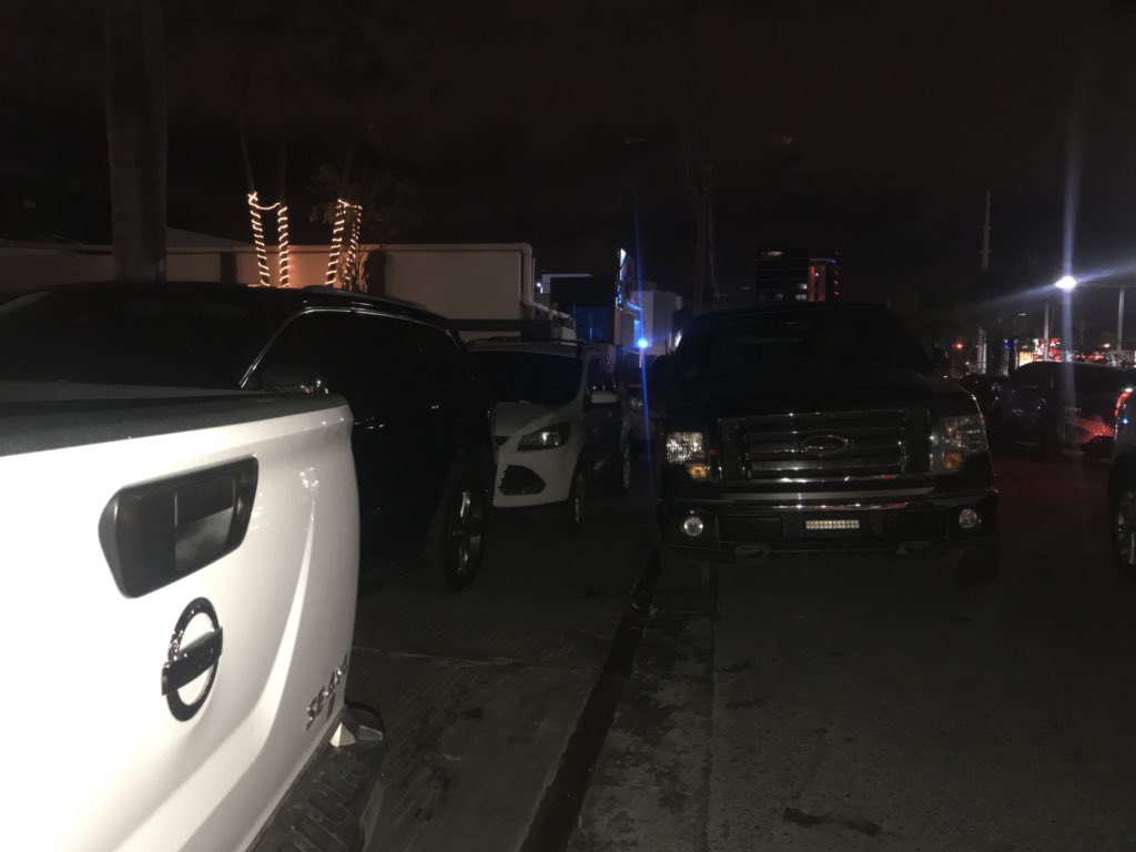 El dueño se este negocio dirá que es un “emprendedor” y al parecer eso le da derecho a fuñirle la vida a los peatones y vehículos circulantes. <a href="/LaLocandaRD/">LaLocanda</a> <a href="/DIGESETT/">DIGESETT RD</a> <a href="/AlcaldiaDN/">Alcaldía DN</a> <a href="/INTRANT_RD/">Instituto Nacional de Tránsito y Transporte</a> #Devuelvanmelaacera