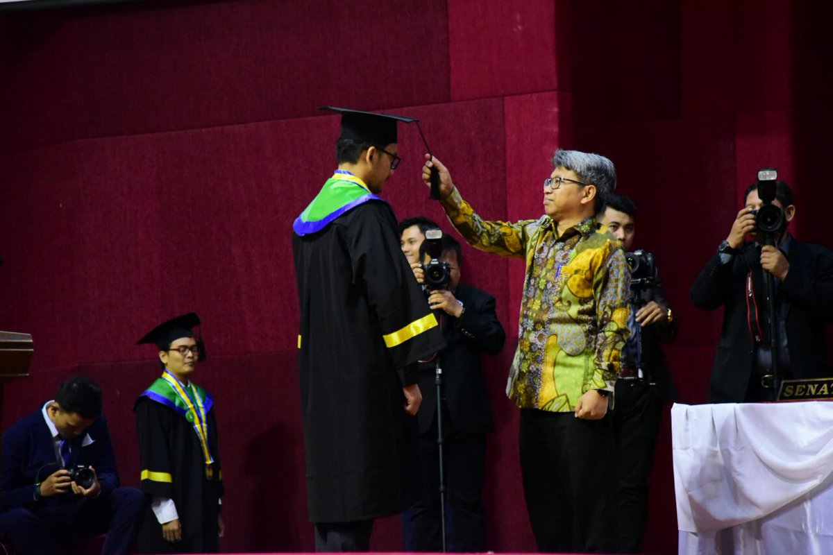 pknstanid's tweet image. Kepal BPPK memimpin prosesi wisudawan terbaik antara lain :
1. M. olgiano Paellorisky : 3,84
2. Artikaraya Yunidar : 3,81
3. Ave Baskoro : 3,79
4. Alexander Fransiskus : 3,75
5. M. Amin Rasyidi : 3,74
Selamat !!
#livetweet 
#EndlessDedication
#WisudaPKNSTAN