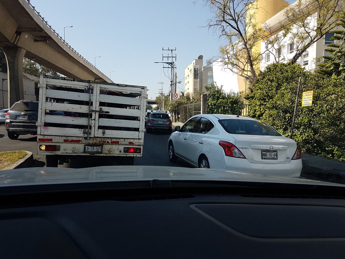 gabrielcandelas's tweet photo. @ManceraMiguelMX @CDMX_Semovi ya se dieron cuenta el trafico que genera la desaparicion del carril en Reforma en su entronque con Constituyentes? Si en lunes de semana santa esta asi, ya se imaginaran en un dia normal... https://t.co/rUZyU5PEFz
