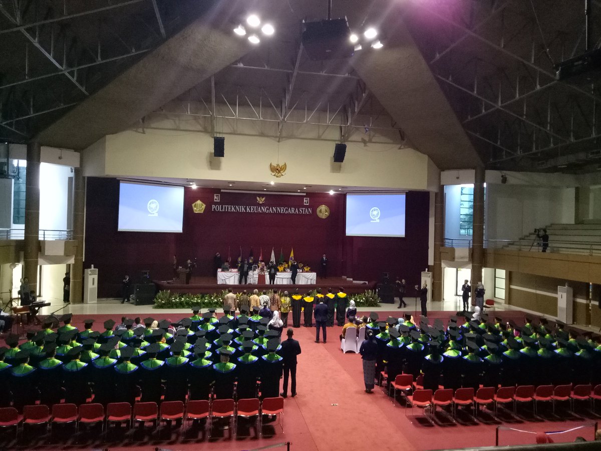 pknstanid's tweet image. Foto Bersama Wisudawan, Senat, Kepala BPPK dan Jajarannya, sebelumnya Kepala BPPK memberikan sambutan dan arahan agar Lulusan D-IV akuntansi nantinya bisa bekerja dengan memberikan analisa yg lebih baik untuk menjawab tuntutan global
#livetweet
#EndlessDedication
#WisudaPKNSTAN