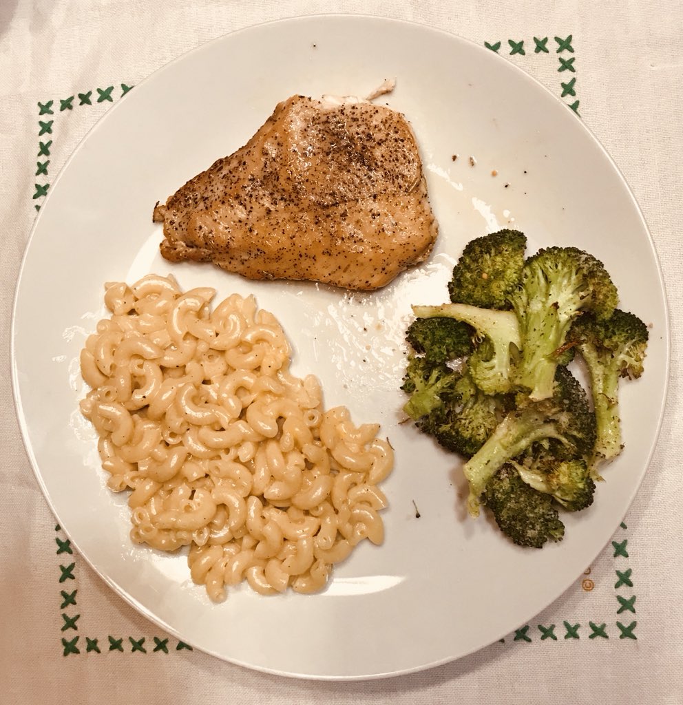 Jesssampley's tweet image. For a quick lunch I made a chicken-mushroom quesadilla and for dinner a garlic roasted chicken with a side of parmesan roasted broccoli and my world famous mac &amp;amp; cheese (the world just doesn’t know of it yet) #foodnetworkrecipes #chefjess #eatingclean