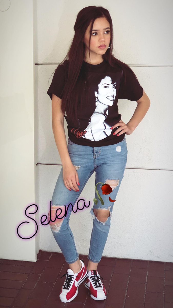 Jenna Ortega Jp V Twitter Jennaortega のお母さんのインスタグラムストーリーより Selenaとはtシャツにプリントされている女性の名前です