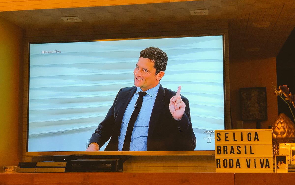 fareias's tweet photo. Se liga Brasil! Melhor programa de jornalismo da TV Brasileira #RodaViva #SergioMoro https://t.co/xDI7sW9Ezw
