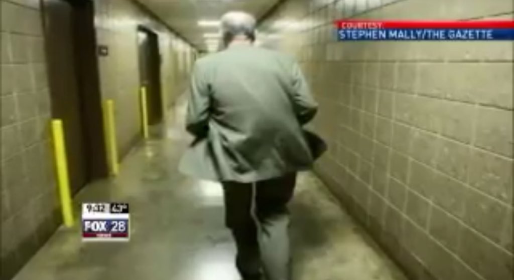 almostjingo's tweet photo. The #GrassAttack 84 years old RUNNING to not miss a vote!!
LOVE THIS MAN❤️🇺🇸 https://t.co/4kHSly3h6a