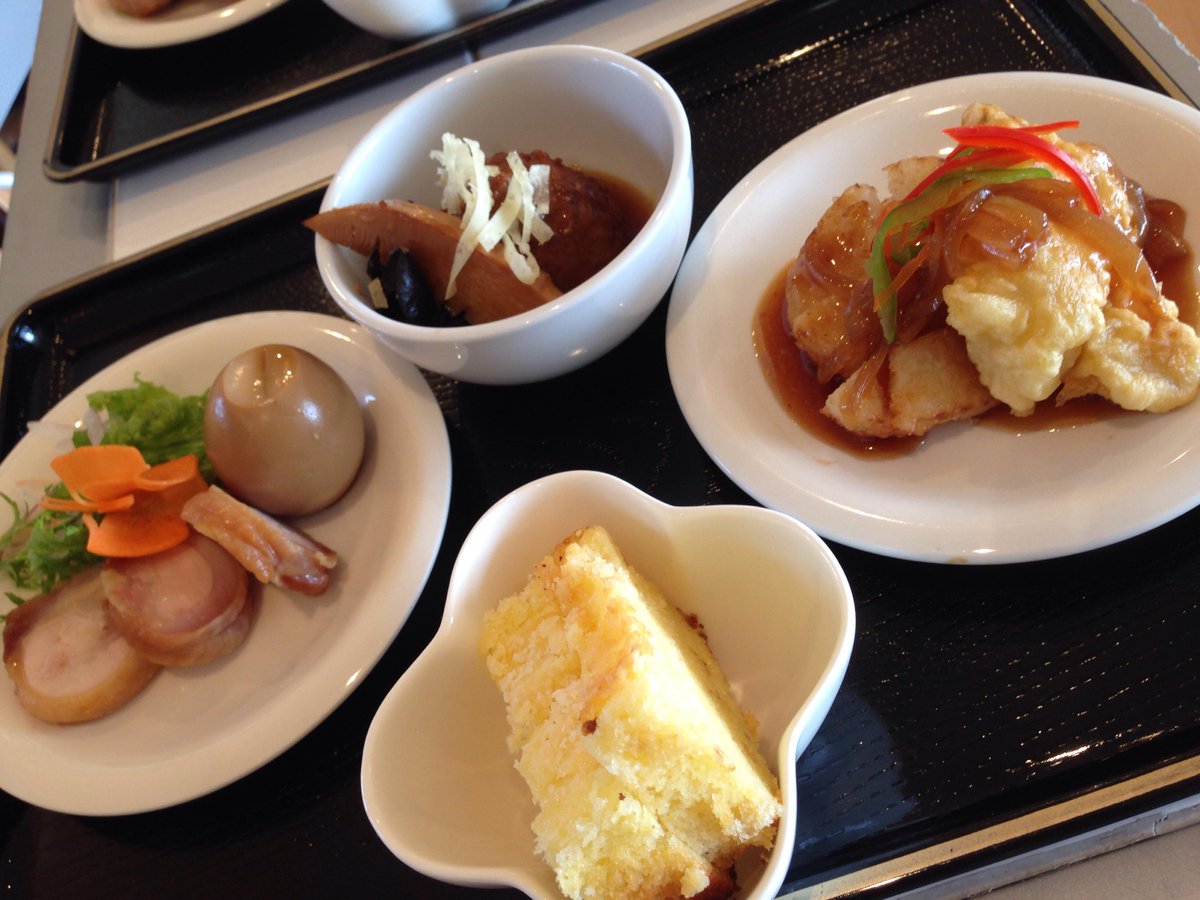 otagaisaron's tweet photo. 醤醤 #ミシュラン 掲載店の高橋さん 500円ランチ完成 即完売な予感 鳥巻きチャーシュー 長芋の海老すり身 羅臼産スケソウダラ唐揚げ ココナッツ風味焼き菓子などなど
#期間限定レストラン #白鳥台 #ちょっとおかしな子ども食堂 #おたがいサロン #室蘭 #北海道 #美食 https://t.co/FdGzp6Nkmi https://t.co/OUM57qWDIo