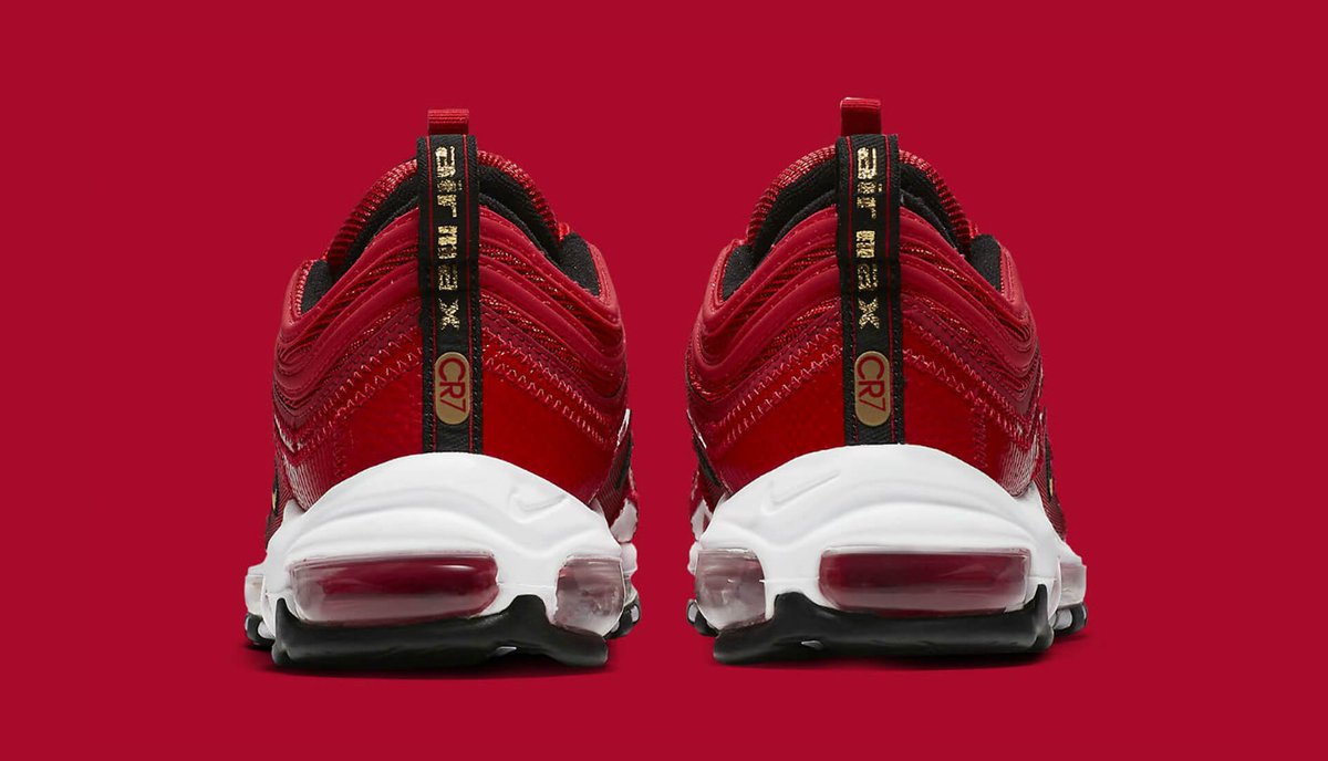 ProD_Soccer's tweet photo. Air Max 97 CR7 edition 🇵🇹 

31.03.2018

Cop or Drop? 🤔 https://t.co/wcIyoKWjW1