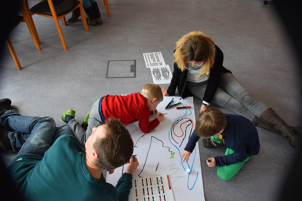 Die <a href="/FamilienLabore/">FamilienLabore</a> ermöglichen #Familien einen kreativen, selbstbewussten Umgang mit digitalen #Technologien. Zuletzt tüftelten über 100 Kinder, Jugendliche und Erwachsene in #Potsdam und #Ulm gemeinsam an digitalen Ideen für gutes Familienleben: bit.ly/2DWFOXZ <a href="/okfde/">Open Knowledge Foundation Deutschland</a>