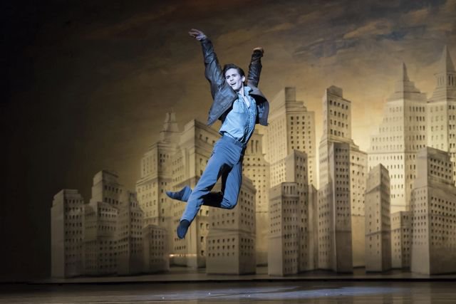 CalpNoticies's tweet photo. Retransmisión en directo desde la Royal Opera House de Londres del ballet "Centenario de Bernstein". Esta tarde a las 20:15 h. en el Auditorio de la Casa de Cultura de Calp. | Precio: 12 € | Entradas disponibles en https://t.co/BfFiBzLwiD y también en taquilla. https://t.co/OFs7JzFMh1