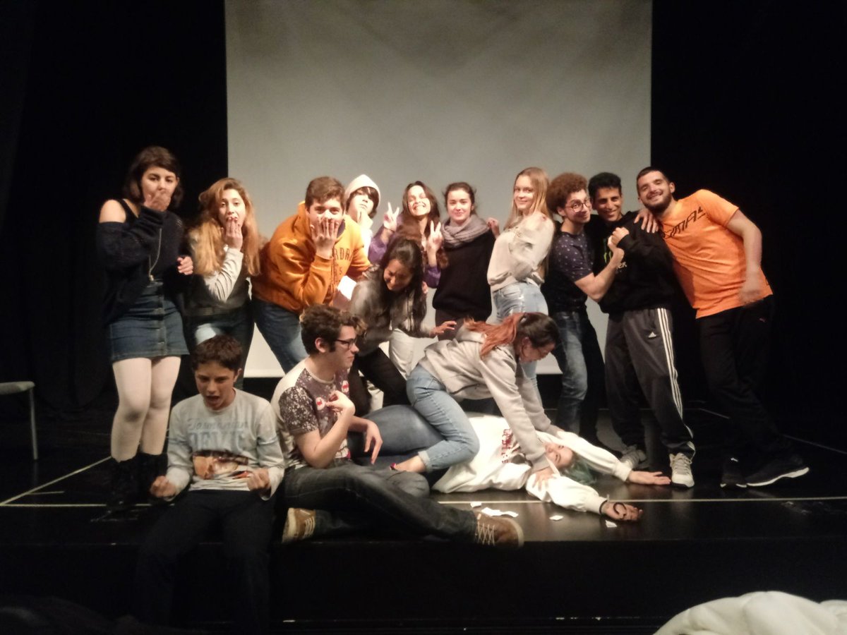 TenenciaSPA's tweet photo. La segunda edición del #taller de iniciación a la improvisación teatral #Improteatro se está desarrollando con una alta participación en #SanPedroAlcántara. Un éxito de convocatoria del área de #Juventud de la @TenenciaSPA https://t.co/GJs9BQW6XR