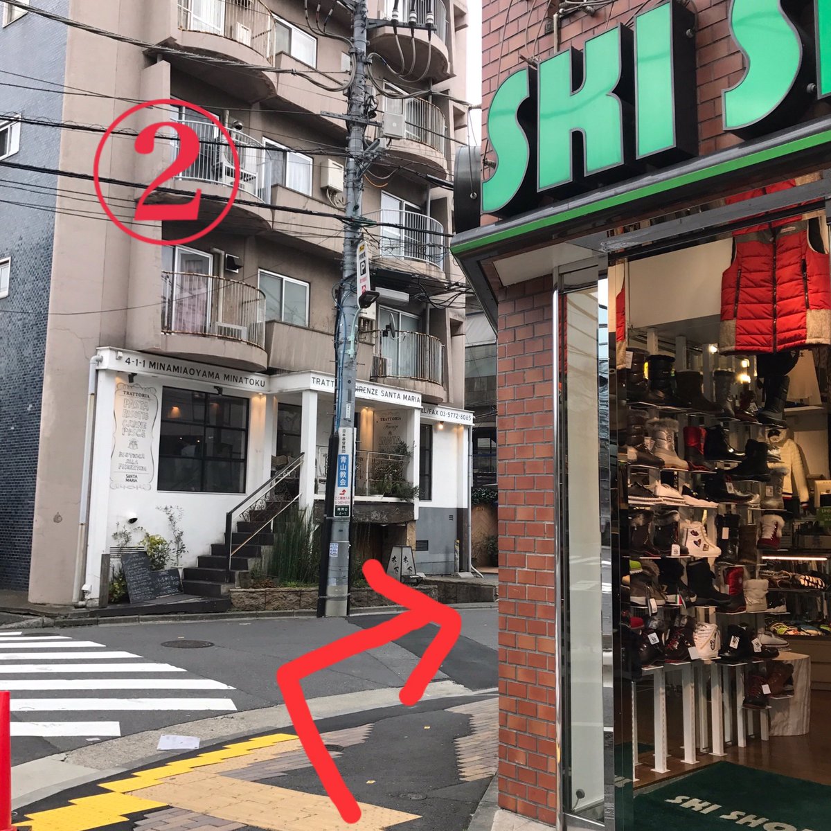 moonromantic's tweet image. 【月見ルへの行き方】
外苑前駅(銀座線)で降り、1a出口から外へ。左手にスタバやファミマを通りながら交差点までまっすぐ。
↓
南青山三丁目の交差点をフランフランの方へわたり、左折。ずっとまっすぐ。
↓
緑の看板「SKI SHOP JIRO」を右折。すぐの路地に入る。(地下の和食屋と服屋の間の道)