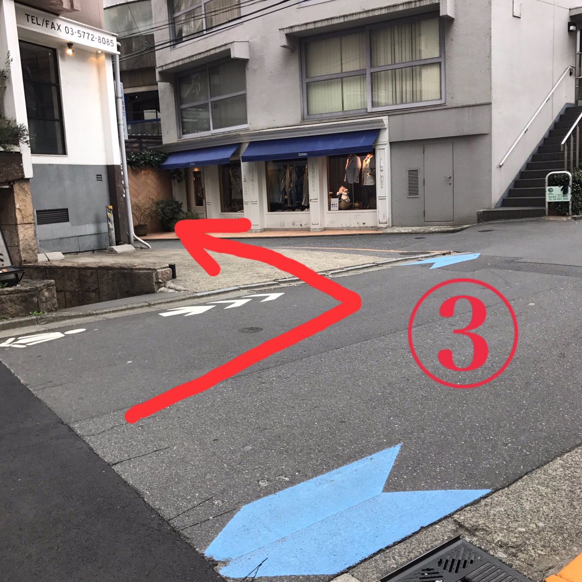 moonromantic's tweet image. 【月見ルへの行き方】
外苑前駅(銀座線)で降り、1a出口から外へ。左手にスタバやファミマを通りながら交差点までまっすぐ。
↓
南青山三丁目の交差点をフランフランの方へわたり、左折。ずっとまっすぐ。
↓
緑の看板「SKI SHOP JIRO」を右折。すぐの路地に入る。(地下の和食屋と服屋の間の道)
