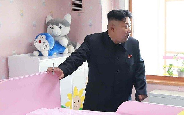 ChuBailiang's tweet photo. Relieve the boredom of waiting for news with possibly the greatest photo-bomb ever. Imagine the painstaking forethought that went into setting up the fluffy toys, especially the winking Doraemon. https://t.co/975Hci2UlX