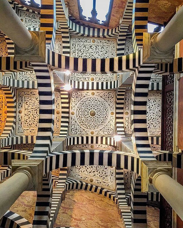 La sala più mistica e carica di energia, la cappelletta, con motivi che ricordano la mezquita di Cordoba 😍❤️🇮🇹 La Rocchetta Mattei è una rocca situata sull'Appennino settentrionale, su di un'altura posta a 407 metri sul livello del mare, in local… ift.tt/2Gc2wgE