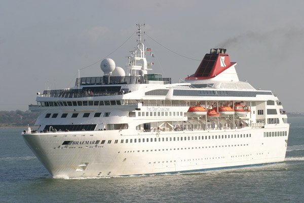 VisitCadiz's tweet photo. Hoy visitan el @puertodecadiz los cruceros #AIDAblu @aida_de, #Braemar @FredOlsenCruise y #MeinSchiff2 @tuicruises sumando un total de 5.205 pasajeros. Bienvenidos a #Cadiz! Welcome to #Cadiz! https://t.co/s4bQ1TmhNL