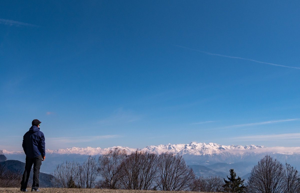 tas2cailloux's tweet photo. Quand il fait beau le week end et que tu décides de rester debout comme ça, pour rien, devant une montagne :D

#montagne #soleil #printemps https://t.co/qEAbNCv2yv