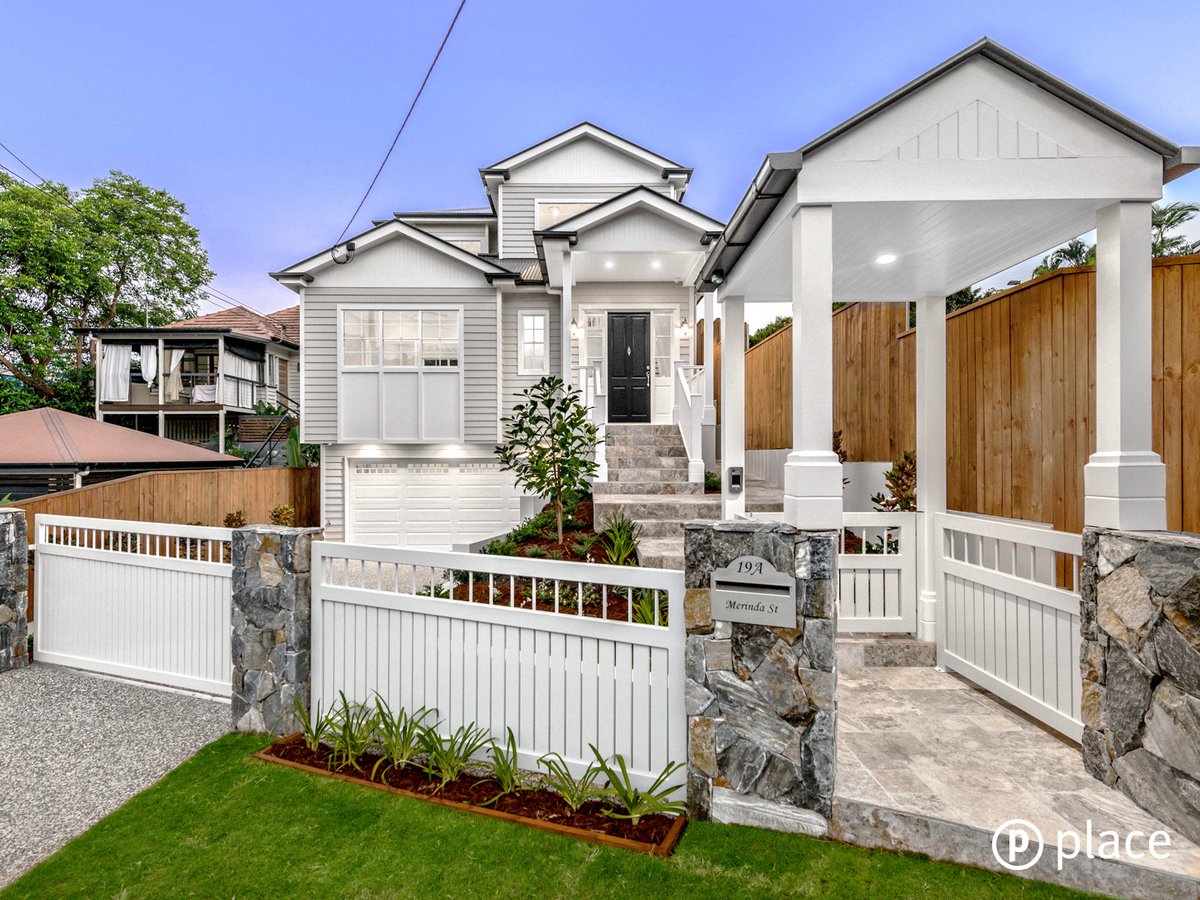 LuxuryListAU's tweet image. Truly ‘#Hamptons’ in both its #architecture and #interior style, this home is set within a leafy, exclusive enclave and delivers three levels of #grandeur, timeless bespoke finishes and supreme #privacy. 
See more: bit.ly/2GxOR70 
#Brisbane #Greenslopes #Qld @PlaceEA