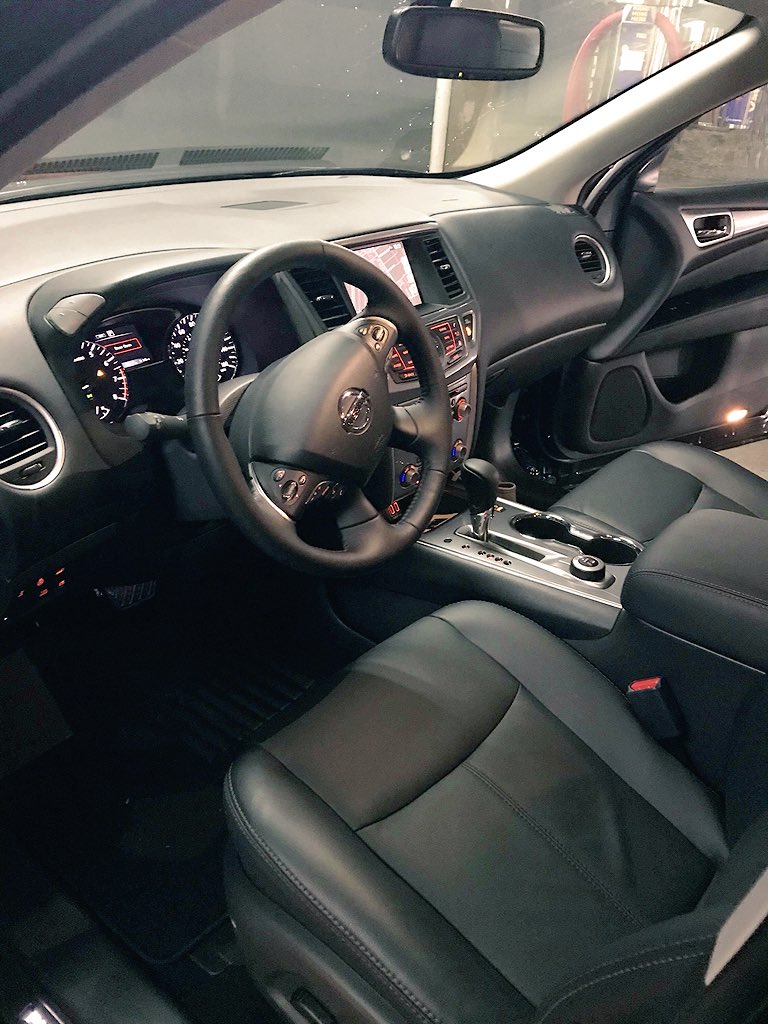 ashybaabyyy's tweet image. I got a new car today 😍😍😍 #thirdrowseating #nissan #pathfinder #midnight