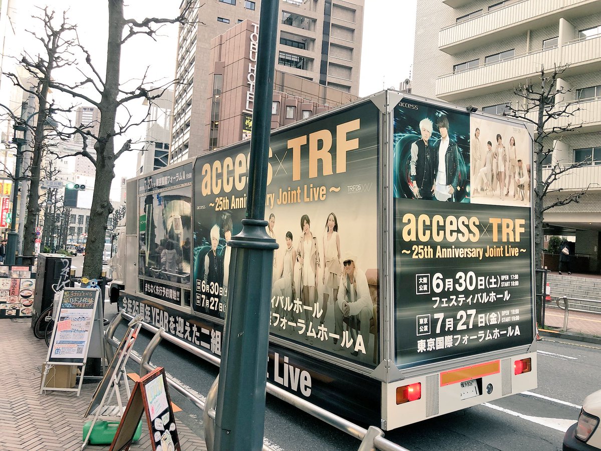 dekkachan2003's tweet photo. この前「access×TRF ～25th Anniversary Joint Live～」のトラックが渋谷の #nagomix の前に。
しかもその日は #TKWAVE 開催中❗️
#イージードゥダンサーズ も会場盛り上げていた！
ってかこの2組の共演は絶対見たい👁👁
#access #trf #25th #joint #live https://t.co/MpyMxZrzhS