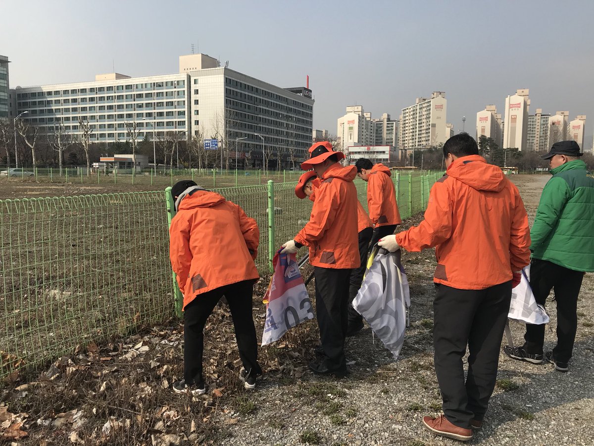 ekjin93's tweet photo. #분당구 #도시미관과(과장 이재웅)는 2018.3.27.(화) 10시부터 분당구청장님을 비롯하여  분당구청 13개 과 직원분들, 구미동 주민분들, 청소대행업체와 함께 구미동 법원부지에서 #새봄맞이 #대청소 를 실시하였습니다~!  넓은 부지이지만 많은 분들이 함께해주셔서 깨끗하게 청소를 할 수 있었습니다 https://t.co/SUAd41G9xA
