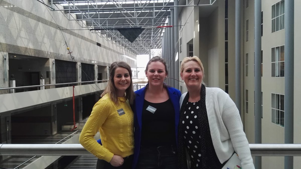 Hoezo #wijkverpleegkundig beroep stoffig. #wijzijndetoekomst <a href="/MartineSpaan92/">Martine Witteveen</a> <a href="/maaike_rumpt/">Maaike</a> 
Kijk hoe leuk wij zijn 😗 <a href="/2eKamertweets/">Tweede Kamer</a>