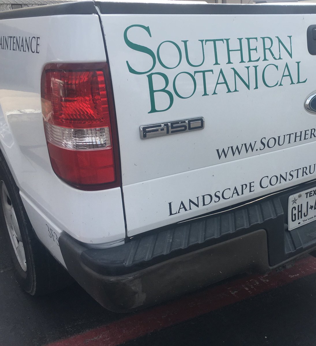 TheRealDogBlog's tweet image. This @SoBoDallas truck hit a car in a parking lot today. The driver refused to give his name or drivers license to the lady he hit- then he left the scene. Is that considered fleeing the scene? Their Insurance Co told her to go rent her own car. Luckily there are witnesses.