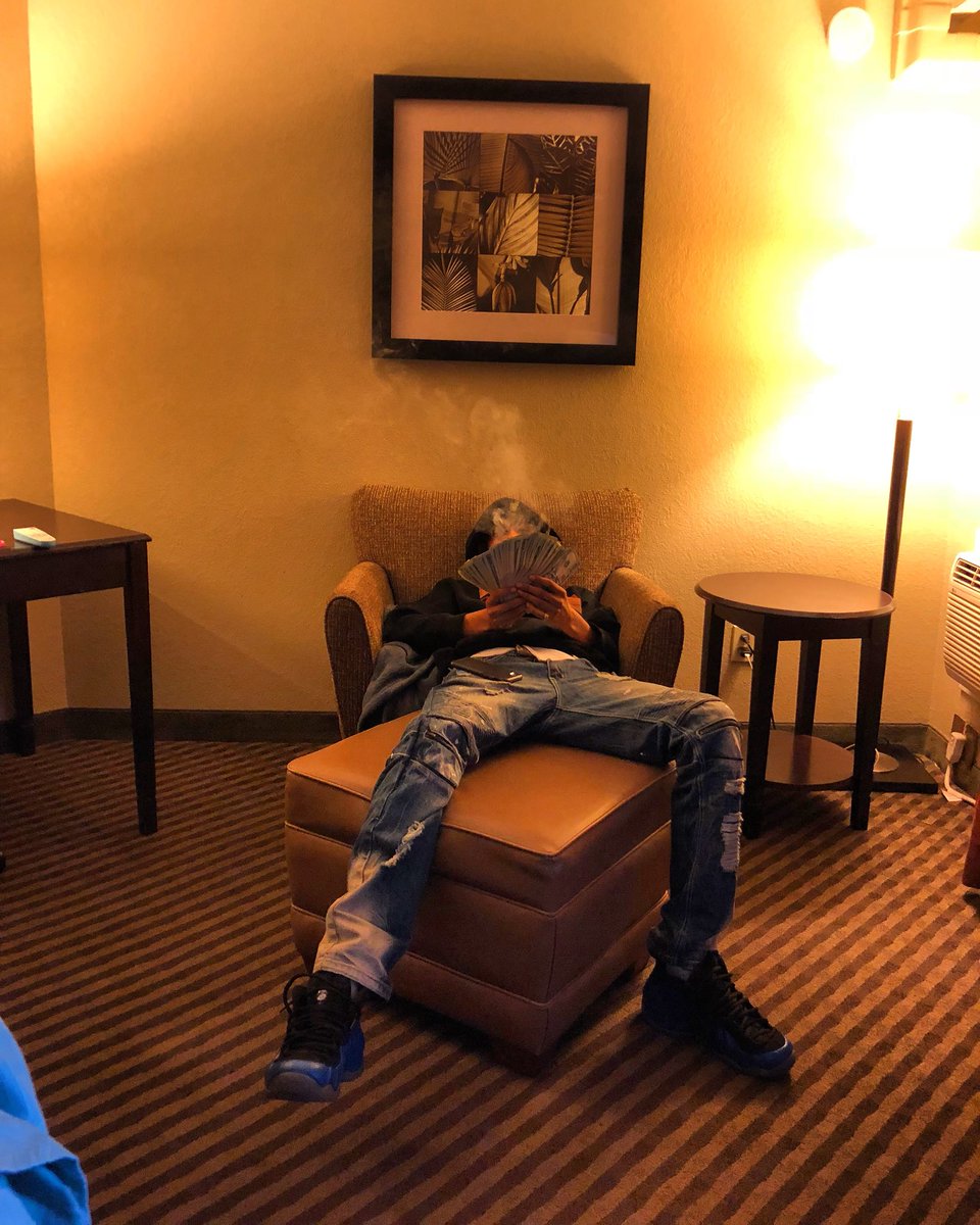 justMAG97's tweet photo. I don’t save hoes 💰👯‍♀️🌴 #NoHeroEP out now ‼️ https://t.co/AExxMdFOy3