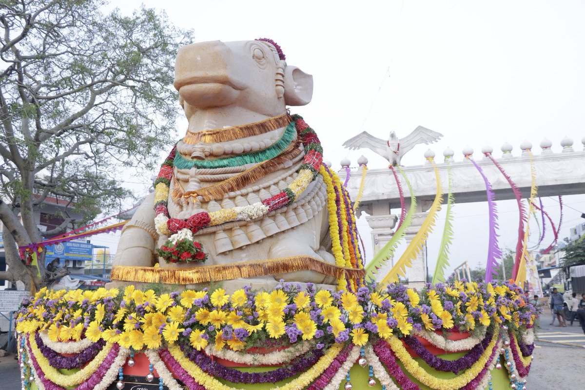 Lepakshi2018's tweet image. Balloon hoisting and Cycle Rally - Lepakshi Utsavam 2018, commencing on the 31st March. Sri Nandamuri Balakrishna's excitement is infectious.
#LepakshiUtsavam2018 #ArtandCulturalFestival #2dayevent #cyclerally #festival #event #staytuned #nandamuribalakrishna #liveperformances