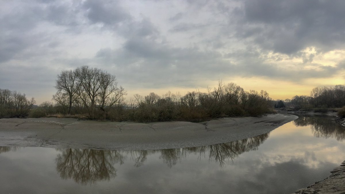 MWezemael's tweet photo. @sabinehagedoren @frankdeboosere @MeteovistaBe #Hamme #bewolkt #DeDurme #vrtweer #weerfoto https://t.co/9mp5ouqROz