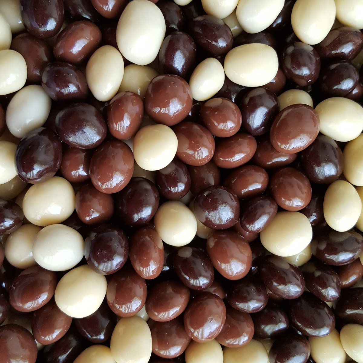 1001douceurs's tweet photo. Un événement se prépare et vous souhaitez autres choses que des dragées !
Voici nos mix de billes chocolatées pour le plaisir de tous 🎉😋
Au café, feuilleté, noisette...vous prendrez le temps de tous les déguster. https://t.co/QcvMi4QFP7