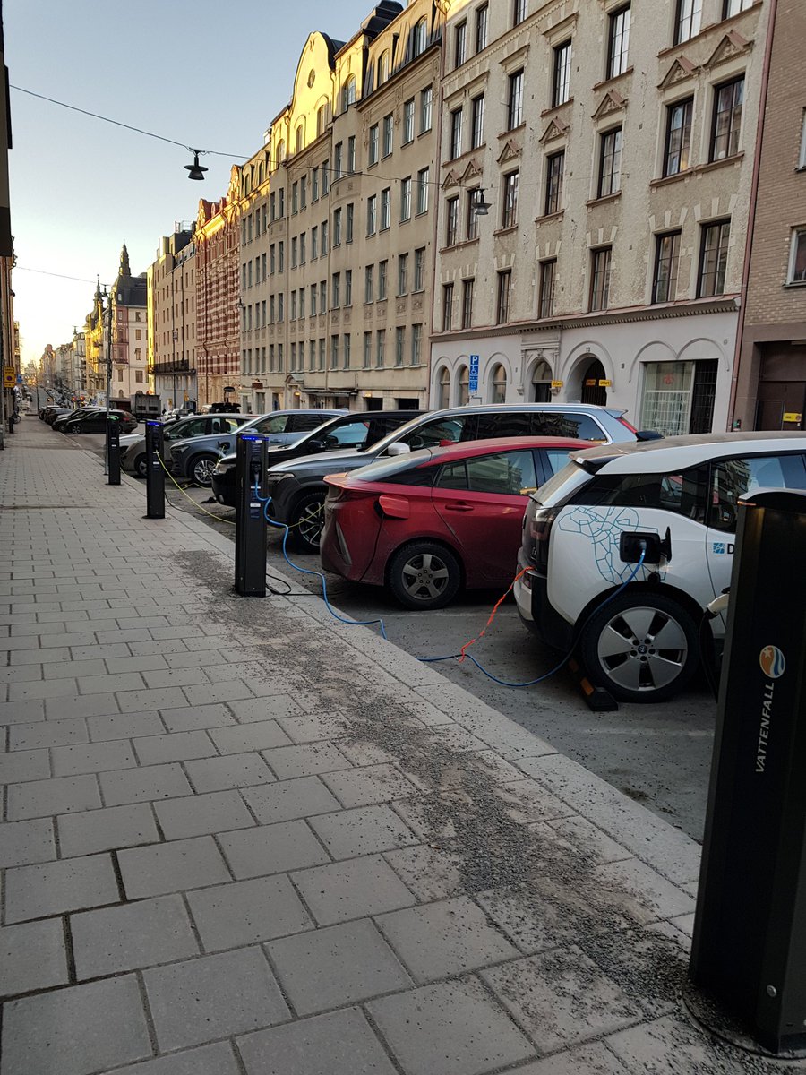 ollejoh's tweet photo. En skön morgonsyn. Platserna upptagna av rätt bilar, och de flesta laddar. Heja #laddgata! När tar fler städer efter @Stockholmsstad? @Vattenfall_Se @EON_Nordic @ForChargeDrive @clever_se @DanielHellden #elbil https://t.co/8nrVaGN4s0