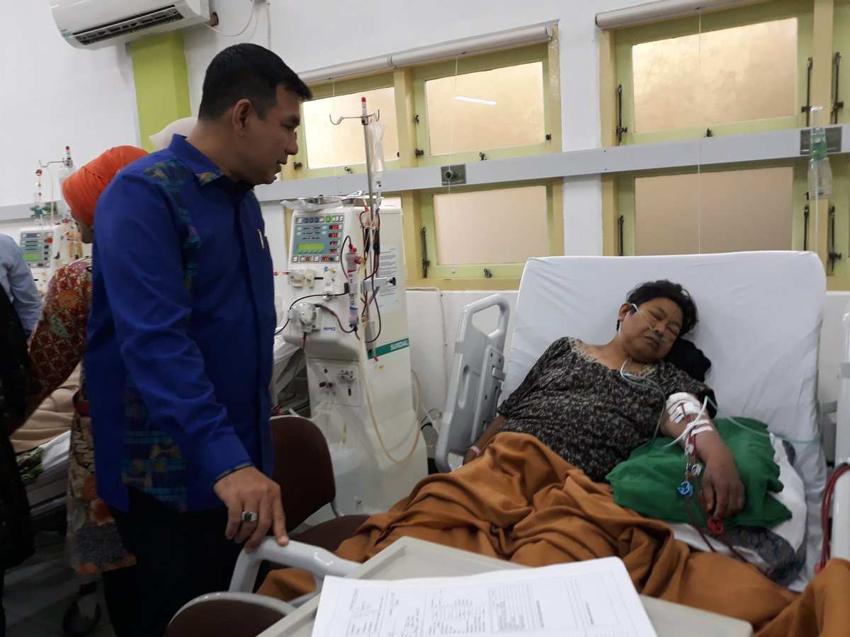 KomisiIX's tweet photo. Tim Kunspek Komisi IX DPR RI melakukan peninjauan ke ruangan Hemodialisa RSUD Kanusujo. Selasa (27/03) https://t.co/Gq6AdFejDN