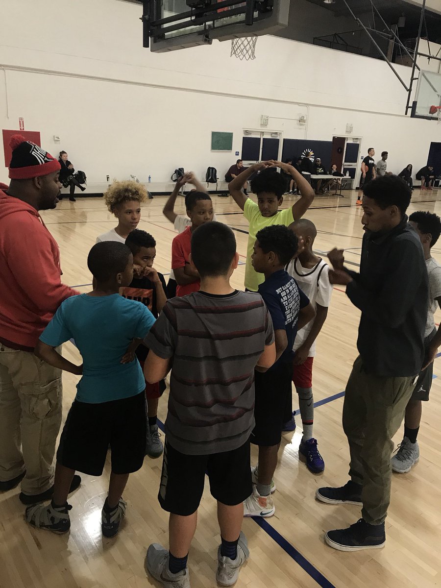 Coach_Stace's tweet photo. Great practice tonight with the NP4 Elite youth program! Coach Delvon @TheDelveez, Jose &amp; Terrence putting in work. Awesome environment and development for our youth. For more info contact us at np4elite@gmail.com https://t.co/AKwbXQ9Ewn