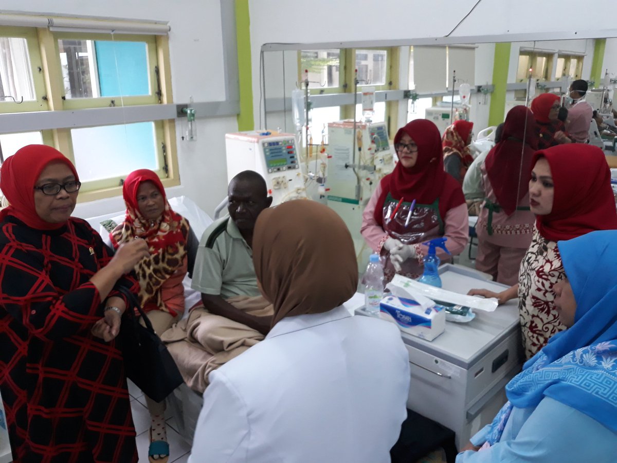 KomisiIX's tweet photo. Tim Kunspek Komisi IX DPR RI melakukan peninjauan ke ruangan Hemodialisa RSUD Kanusujo. Selasa (27/03) https://t.co/Gq6AdFejDN