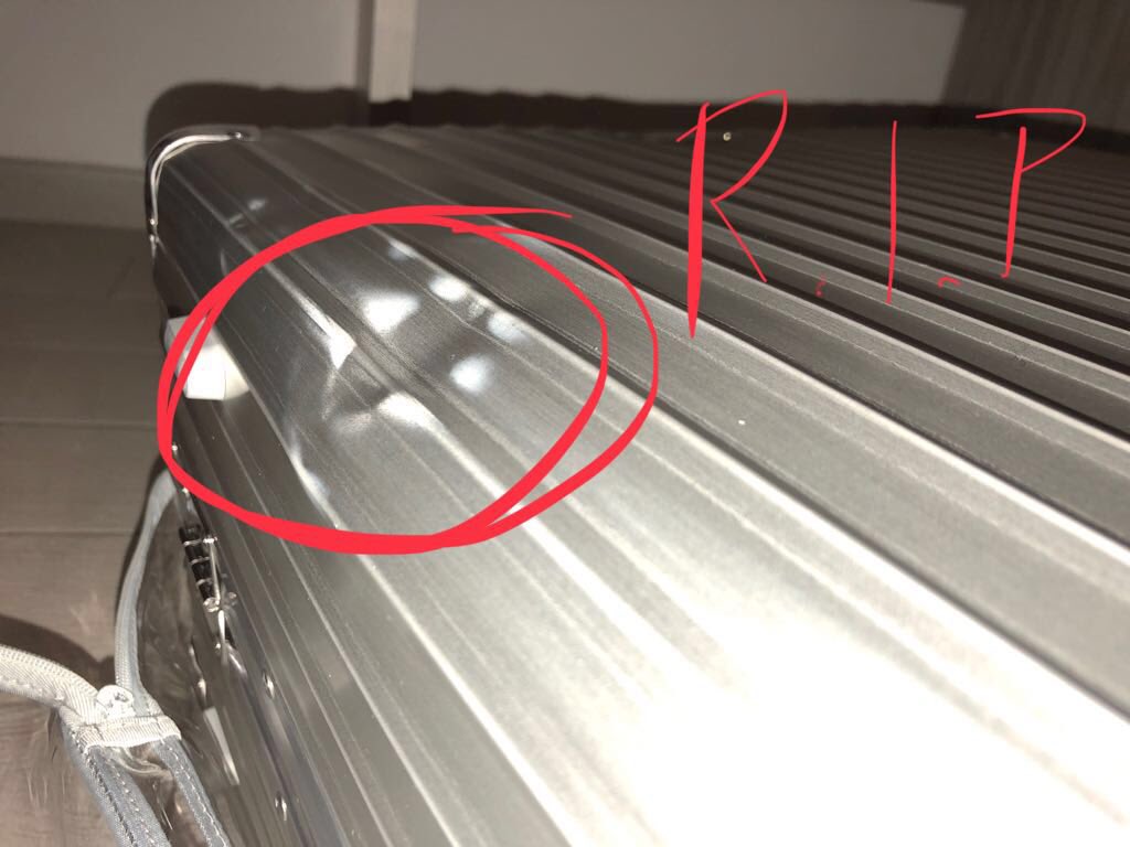 Recemos una oración por esta maleta que tuvo un viaje movidito en <a href="/AirEuropa/">Air Europa</a> y que dicen que venía así de casa 🤔 #prayforsuitcase