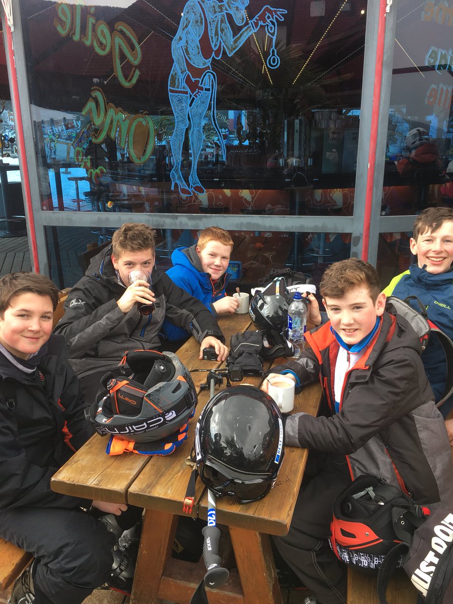 SolSchTrips's tweet photo. Enjoying a well earned rest after another busy day skiing #AustriaSki #Aineck https://t.co/qjqLUFIdWf