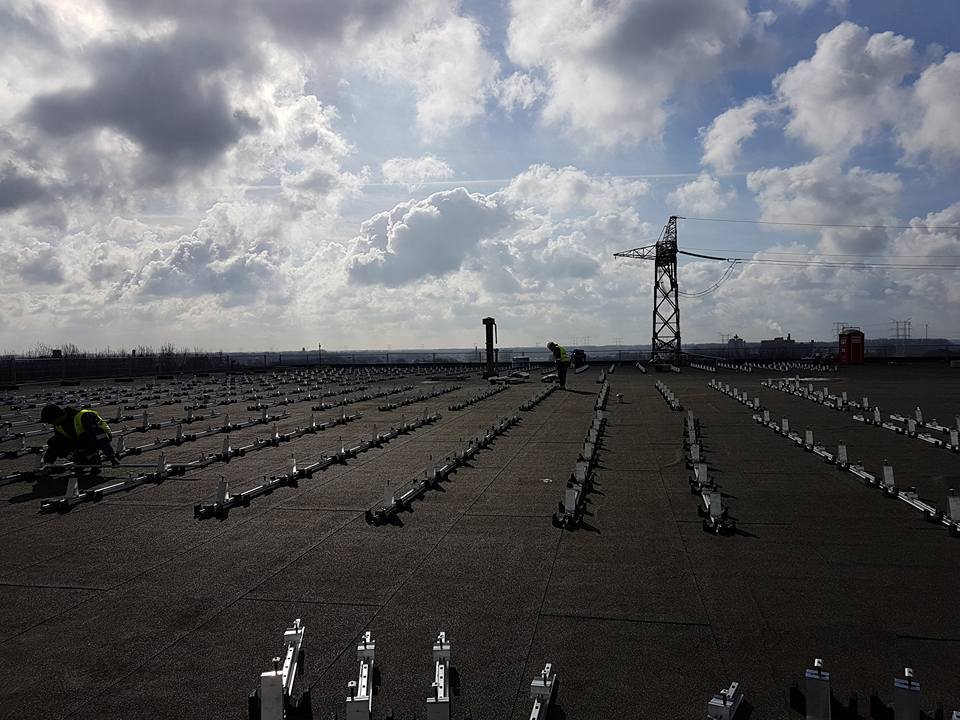 Aditech_NL's tweet photo. Super gaaf project! Onze mannen zijn druk bezig met het aanleggen van zonnepanelen bij de kolencentrale. 

#Projectbezoek #AditechBreda #WerkVoorWinnaars https://t.co/CO0RL4i5cW