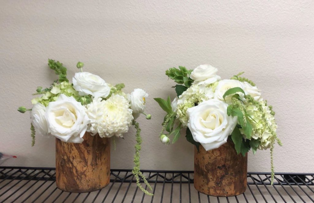 Toninbaker's tweet photo. Eight center pieces w/ no design in an hr ✔️🤤 https://t.co/D6iQtNRKcf