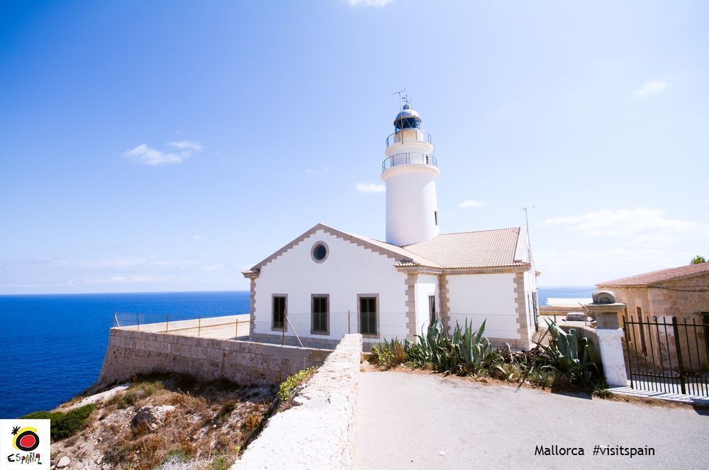 Spain_in_CH's tweet photo. Enjoy the fine weather and the views from the #CalaRatjada #lighthouse in #Majorca. 
https://t.co/vCjAZBGE8l 🏖️☀️😎

#Mallorca #BalearicIslands #Mediterranean #easterspring #Spain #nature #beaches #beach #coastline #BeachPlease #TravelIdeas 
@BalearicTour https://t.co/WUZosKa7VQ