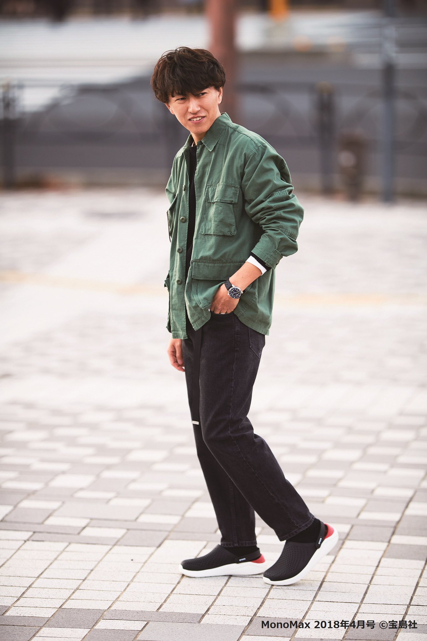 クロックス ジャパン Crocs スニーカー感覚で履ける優秀クロッグをブラックデニムに合わせたシンプルコーデ カーキシャツでミリタリーライクに Monomaxweb でスタイリストが実践するライトライド コーデをチェック ライトライド クロッグは クロックス ジャパン Crocs スニーカー感覚で履ける優秀クロッグをブラックデニムに合わせたシンプルコーデ カーキシャツでミリタリーライクに Monomaxweb でスタイリストが実践するライトライド コーデをチェック ライトライド クロッグは