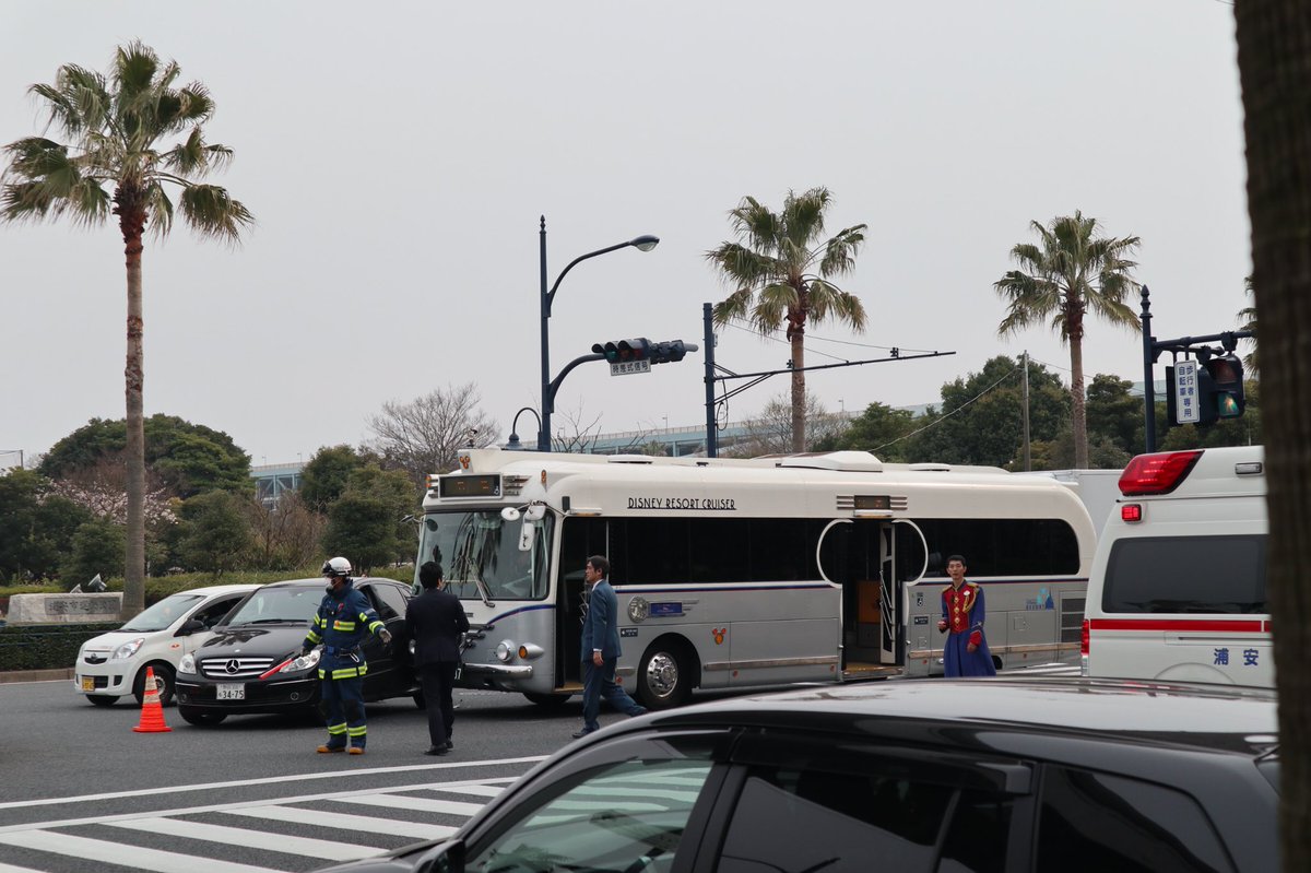 悠 運動公園前交差点でディズニーリゾートクルーザーバスとベンツが衝突事故 消防救急が出動 3 27 Naver まとめ T Co 53po56svrx Tdr Now