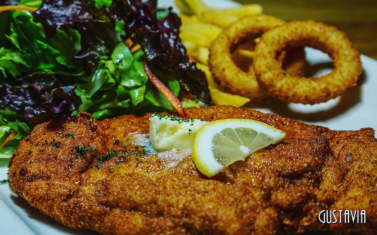 gustavia10's tweet photo. Avusturya kökenli şinitzeli de, diğer yemek ve soslarımız gibi, mutfağımızda kendimiz hazırlıyor, sizlerin beğenisine sunuyoruz. #gustavia #restaurant #cafe #sinitzel #schnitzel #chicken #food #lunch #dinner https://t.co/bdohO6YkqV