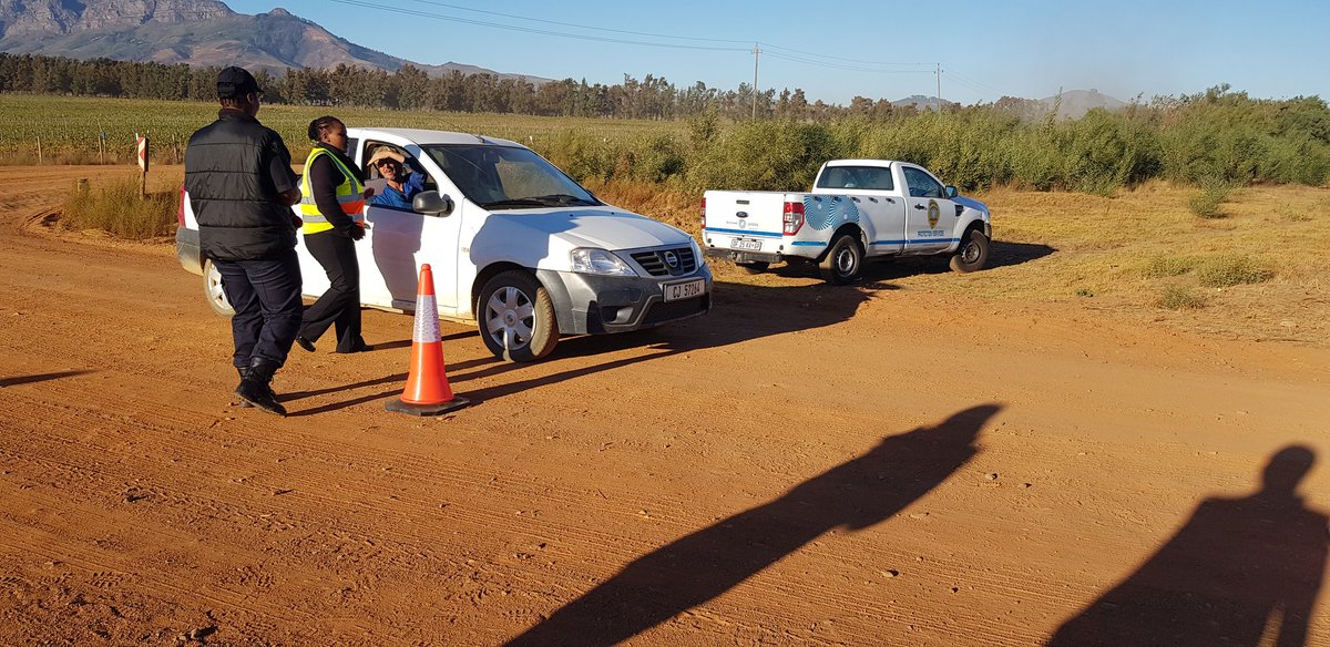 BongiStix's tweet photo. Always #Stop #Observe and #Drive when #Safe at #simonsvlei level Crossing we care about your safety @Rail_Safety @Level_Crossings @CapeTownTrains @ReliableTFR @TrafficRTMC @olinational @SAPoliceService putting #SafetyFirst @_ArriveAlive https://t.co/JjV74T4ci2