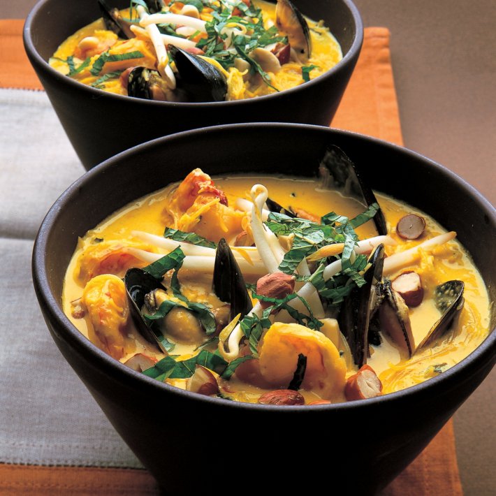 Tuesday's #recipeoftheday - Seafood and Coconut Laska  <a href="/sarahbonviveur/">sarah randell</a>  ow.ly/85TA30j7AD9 #soup #recipes