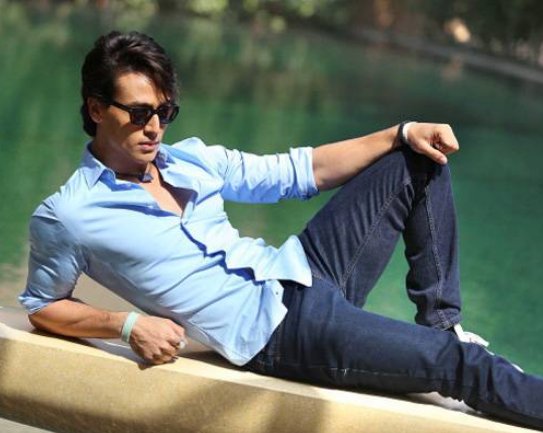 JackieShroff548's tweet photo. @iTIGERSHROFF @DishPatani @khan_ahmedasas @NGEMovies @foxstarhindi @WardaNadiadwala @TSeries Love you  my heartbeat @iTIGERSHROFF 😘❤️😘 https://t.co/ClOzVuES1I