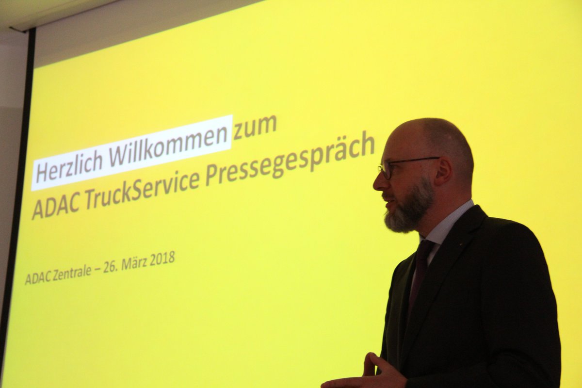 Gestern fand unser Pressegespräch in der ADAC Zentrale statt. Die Journalistinnen und Journalisten erhielten zuerst einen Einblick hinter die Kulissen der ADAC TV Studios, bevor es anschließend viele Neuigkeiten vom ADAC TruckService gab. Einige Impressionen: