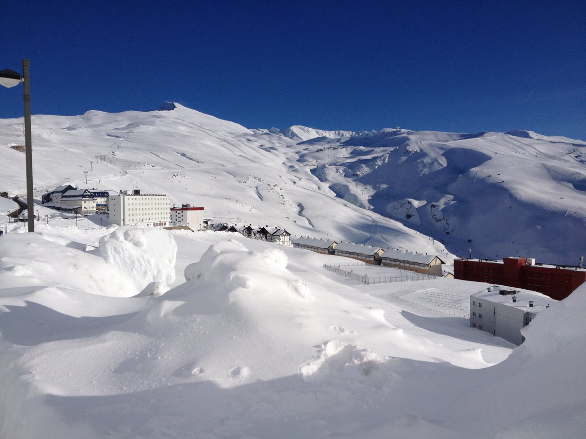 ¡🕘Buenos días! Parece que el sol se queda para acompañarnos durante las vacaciones de #SemanaSanta 
Después de las últimas nevadas, éste es el aspecto de la Sierra🌞🏔️❄️ #SierraNevada #SN2017 #snow