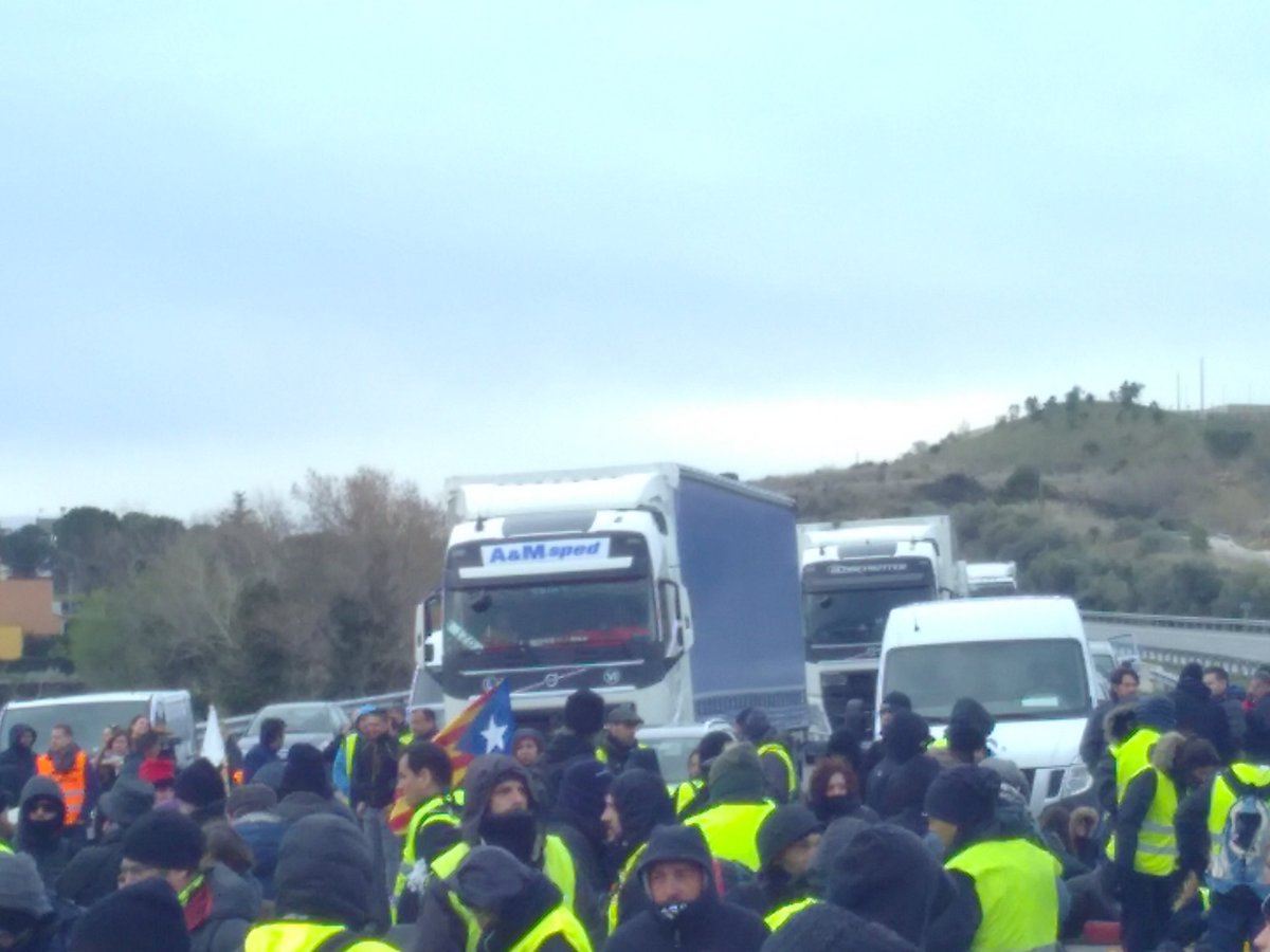 CDRManlleu's tweet photo. 📢 Va arribant gent al tall de l'AP-7 a l'alçada de Figueres. Necessitem el màxim de difusió i que us hi aneu afegint. Trenquem amb la falsa normalitat i amb la situació d'injustícia! #PrimaveraCatalana #PrimaveraRepublicana https://t.co/QQwEQEY1fF